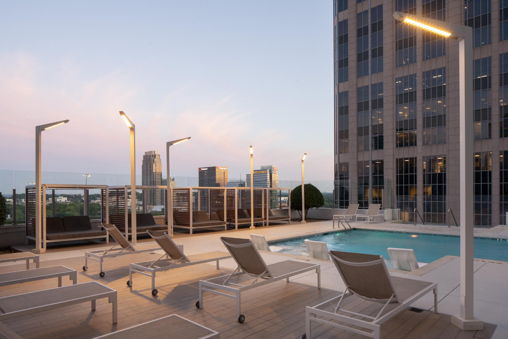 TheHueMidtown_LuxuryApartmentCommunity_PoolDeck_AtlantaGA