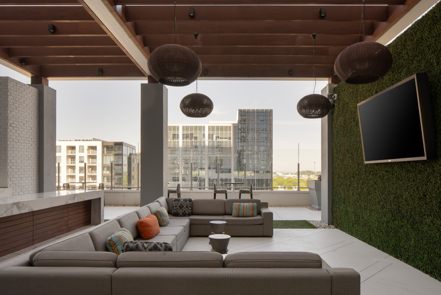 TheHueMidtown_LuxuryApartmentCommunity_PoolLoungeOut_AtlantaGA