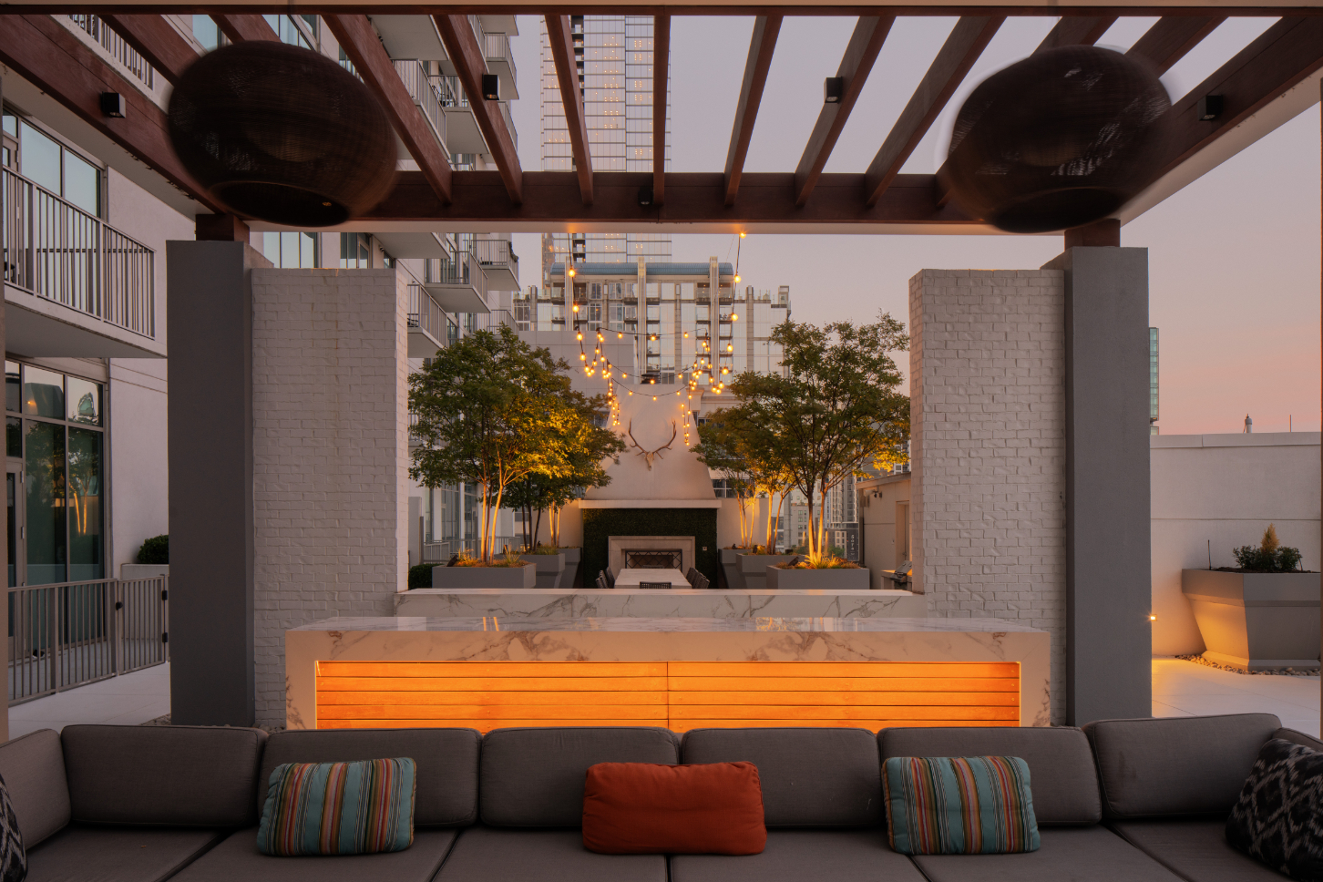 TheHueMidtown_LuxuryApartmentCommunity_PoolLounge_AtlantaGA