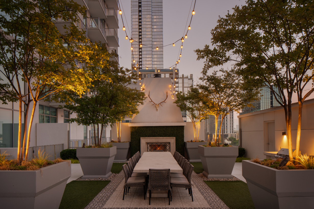TheHueMidtown_LuxuryApartmentCommunity_PoolOutdoorDining_AtlantaGA