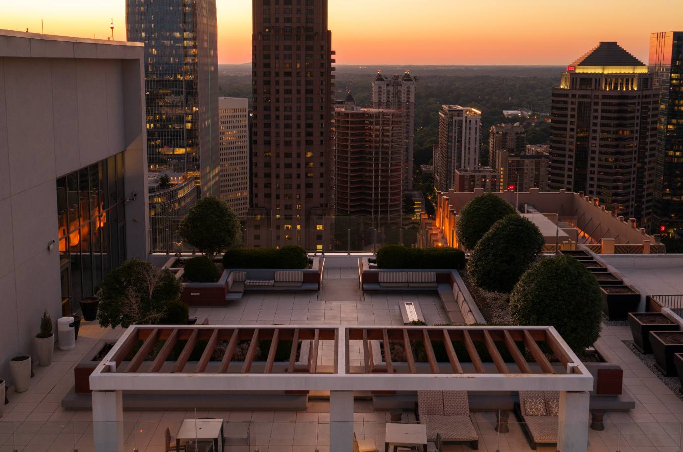 TheHueMidtown_LuxuryApartmentCommunity_RooftopAerial_AtlantaGA