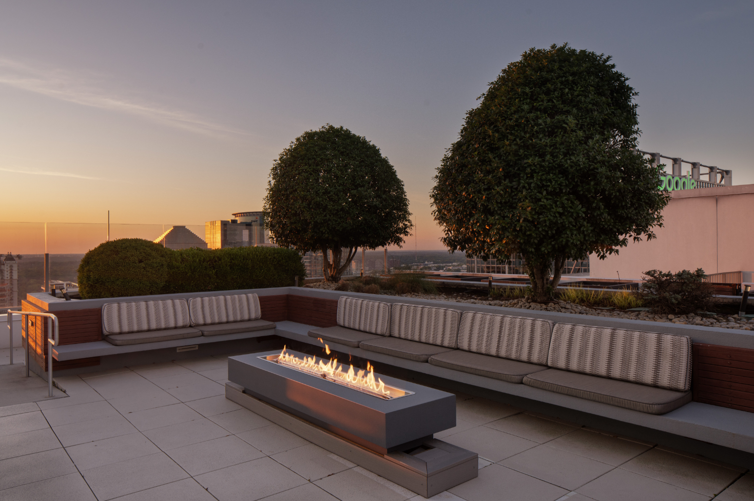 TheHueMidtown_LuxuryApartmentCommunity_RooftopFirePit_AtlantaGA