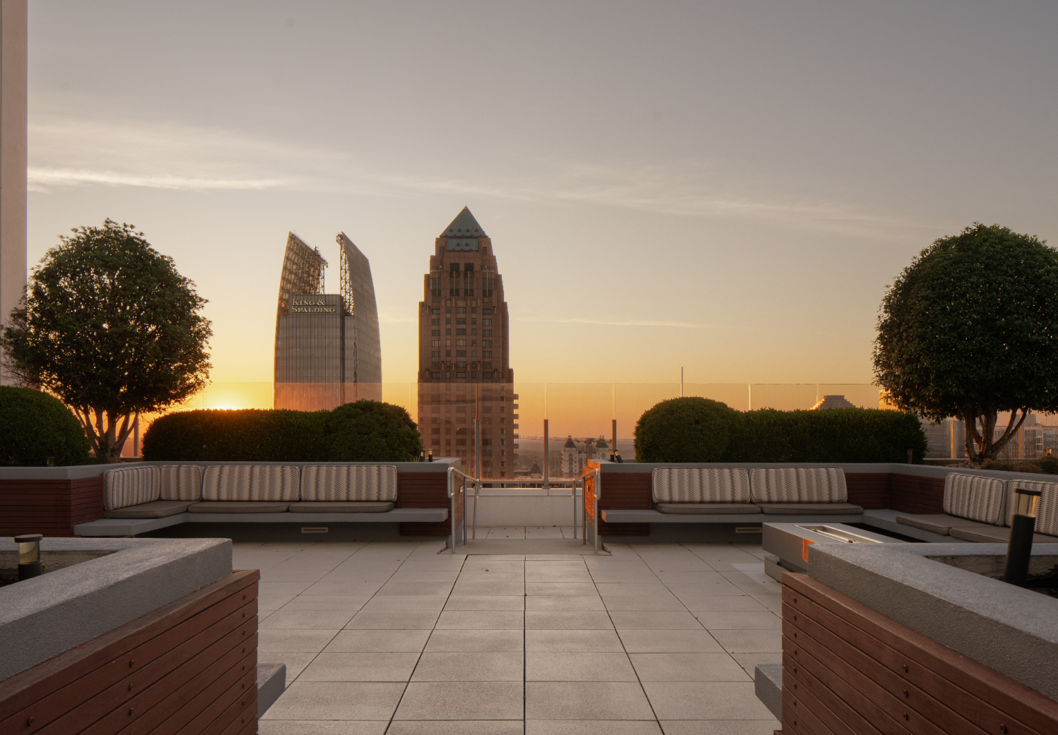 TheHueMidtown_LuxuryApartmentCommunity_RooftopWideSunrise_AtlantaGA