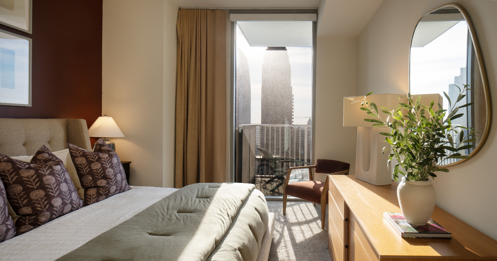 TheHueMidtown_LuxuryApartmentCommunity_ModelBedroomPanorama_AtlantaGA