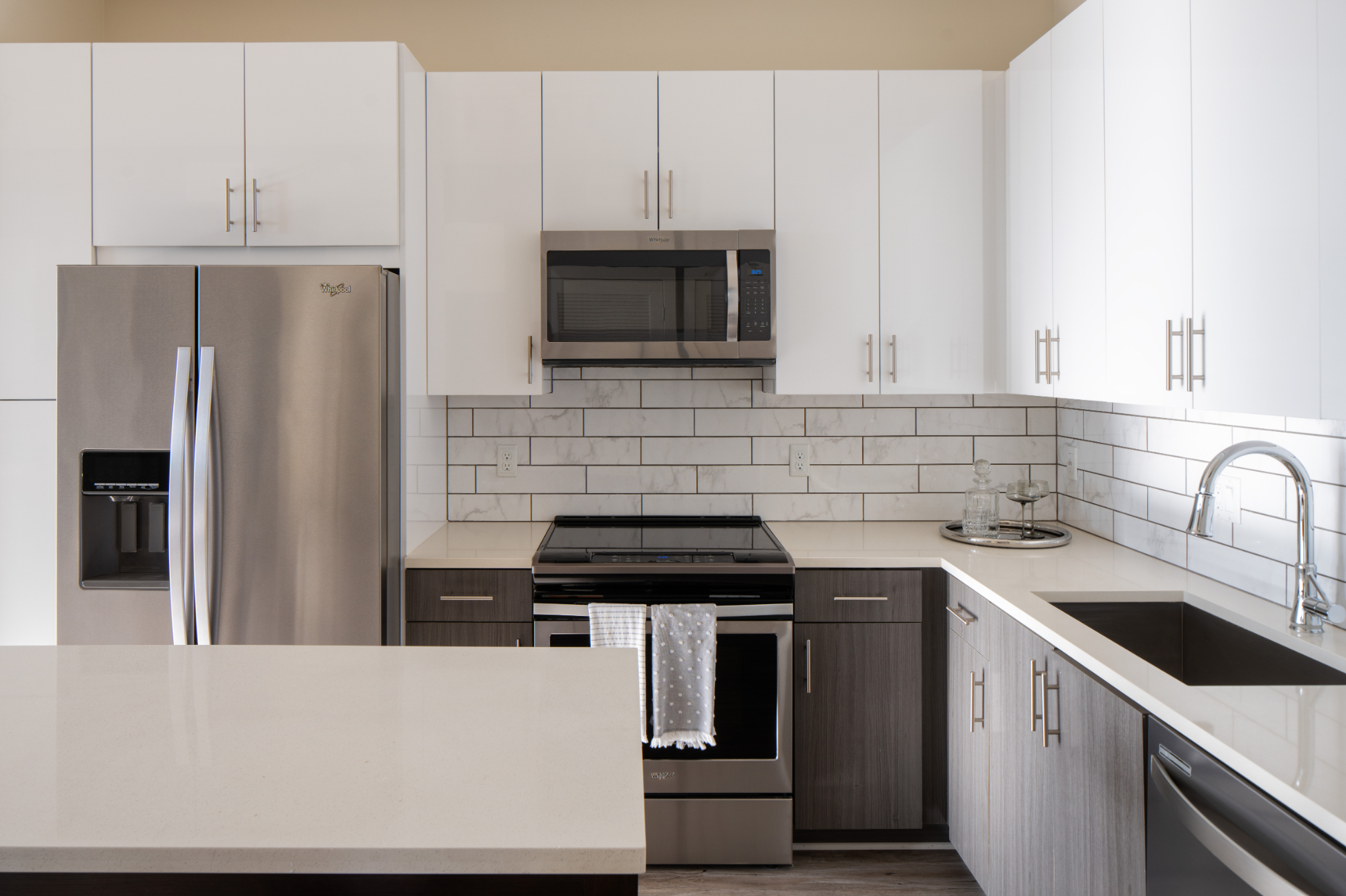 TheHueMidtown_LuxuryApartmentCommunity_ModelKitchenSide_AtlantaGA